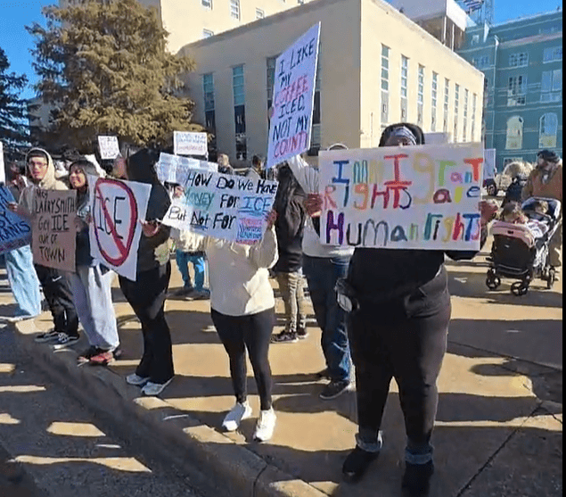 Por calles del centro de Tyler, Texas se desarrollo la caminata de manifestación pacífica en contra de la colaboración del condado con agencias de migración. (Foto captura de video)