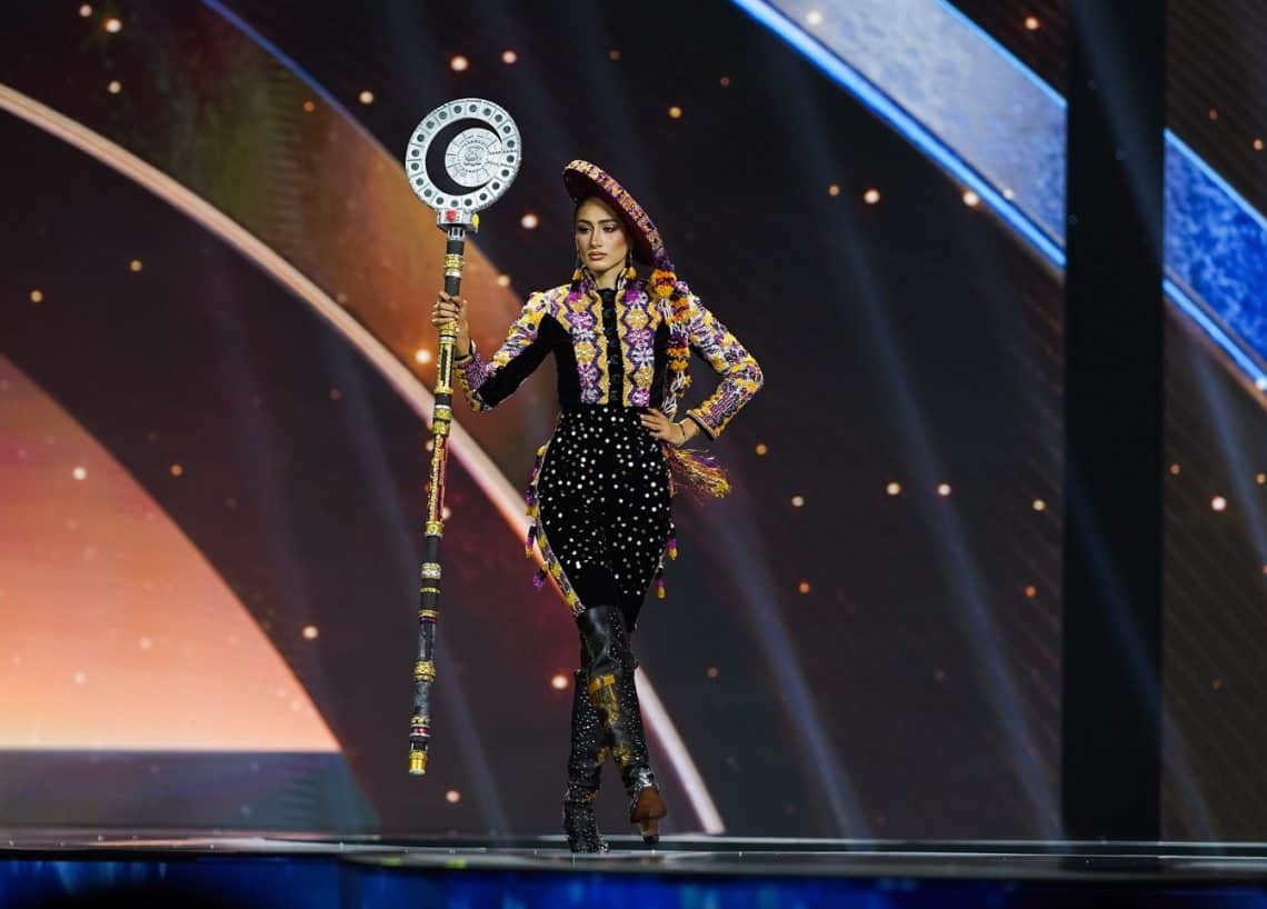 Raschel Paz presentó en Miss Universo 2025 un traje nacional que integra elementos de identidad multicultural, elaborado por la diseñadora y emprendedora quetzalteca Janet Guerra, quien a través de su tienda J&G genera oportunidades para artesanos textiles del Occidente guatemalteco. (Foto Miss Universe 2025-Tailandia)