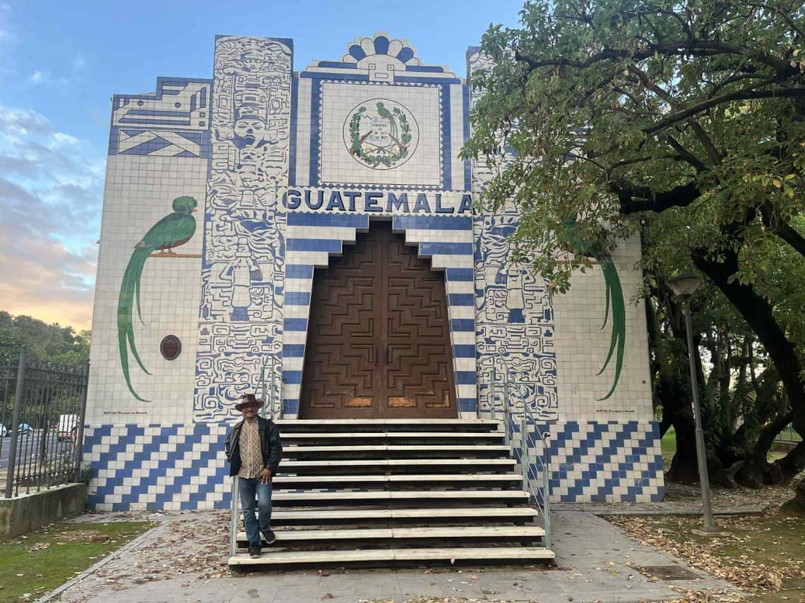 Dos quetzales y dos estelas mayas lucen en el Pabellón de Guatemala de la Exposición de Sevilla de 1926, un monumento conmemorativo en el cual René Corado se sintió muy emocionado de visitar.