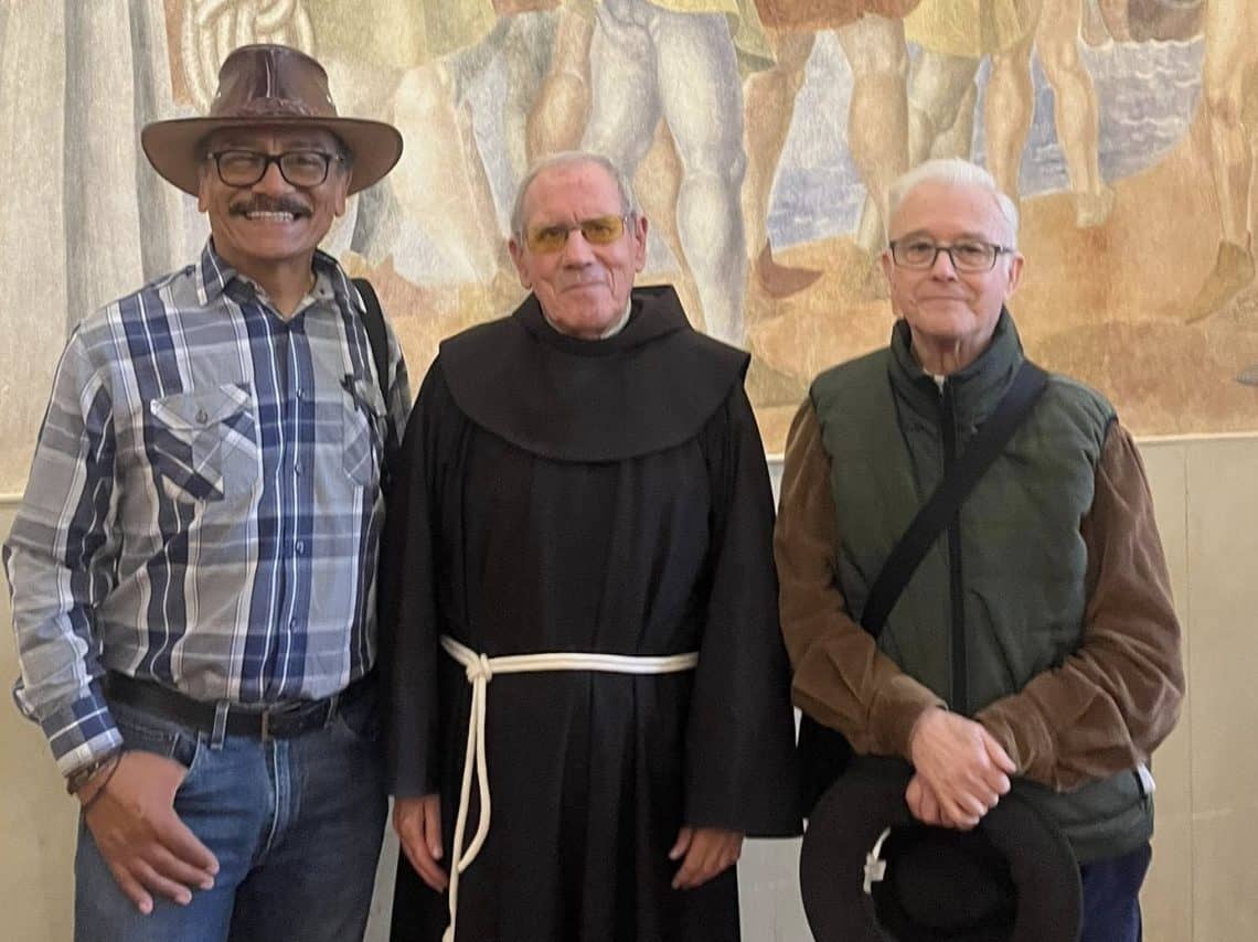 René Corado apoya la educación a través de la fundación El Lustrador y Fray Rafael del Pozo impulsa desde España la asociación Paz y Bien, que tiene una sede en Quezaltepeque, Chiquimula, en donde también brinda apoyo a los más necesitados. El bien hacer los reúne.