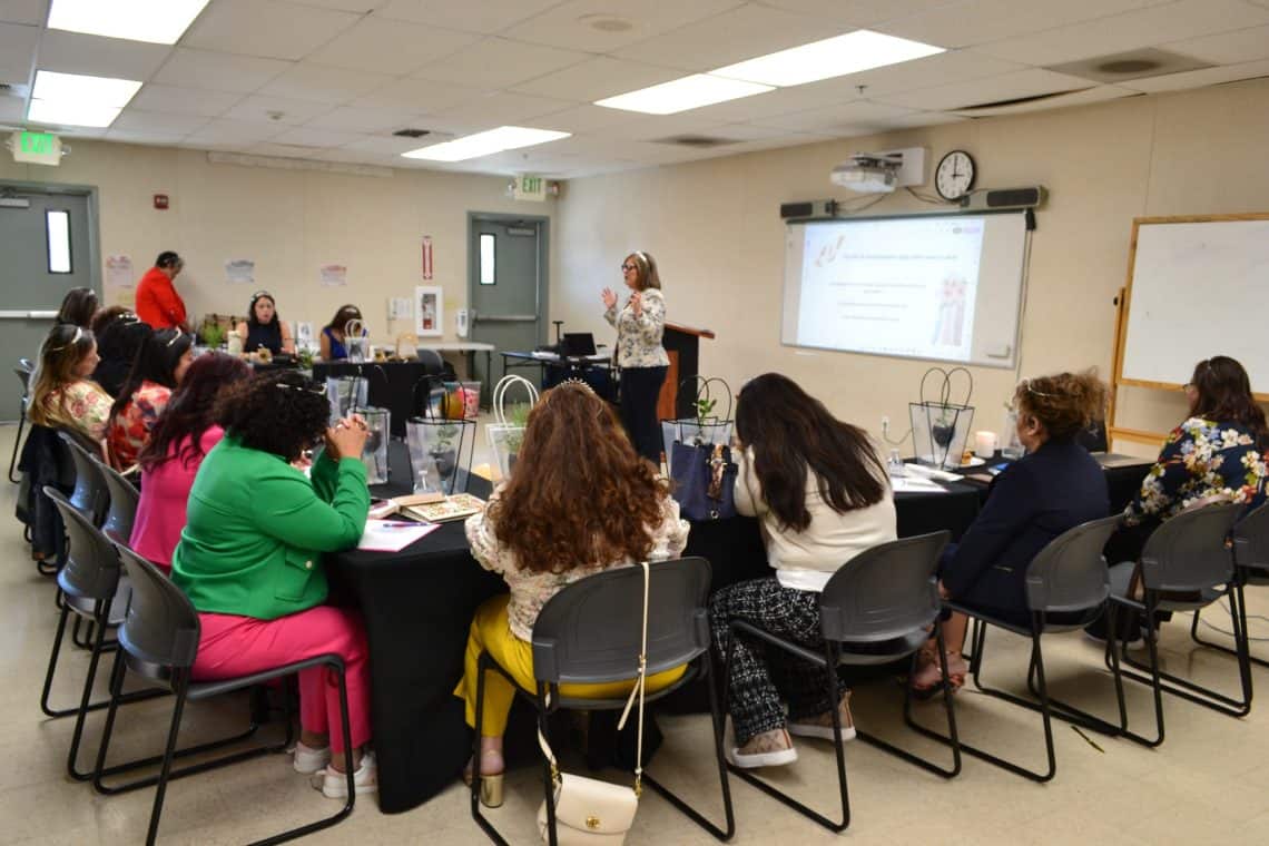 Todo comenzó con los talleres de libros motivacionales de Valia Zipfel, que condujeron a diálogos y a grandes objetivos de hispanas que asistieron a los talleres. Con la colaboración de Mirna Jiménez, se comenzaron a concretar varios de los testimonios escritos y así en espíritu de colaboración se fue configurando el libro Retratos de Libertad. – SoyMigrante.com REVISTA