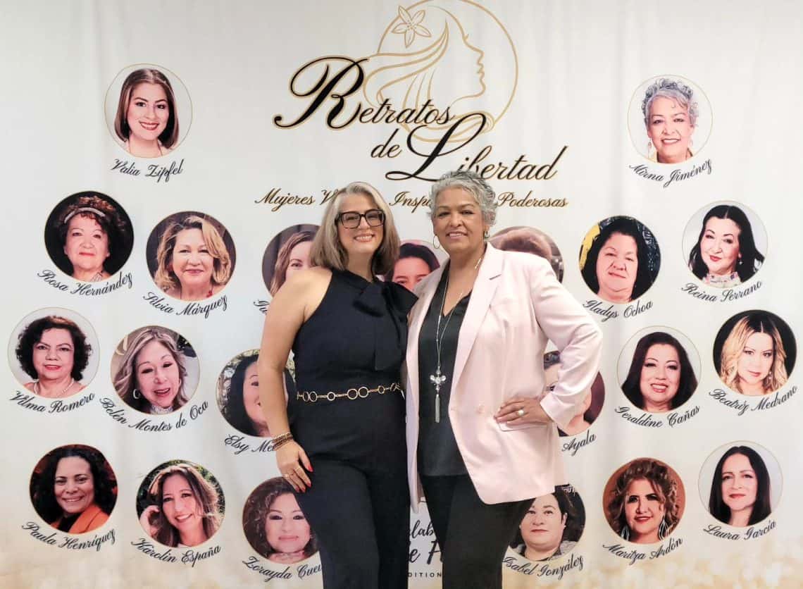 La editorias, Valia Zipfel guatemalteca y Mirna Jiménez, salvadoreña, integraron sus talentos para producir una poderosa recopilación de testimonios de resiliencia y transformación personal, que está plasmado en una edición con retratos de las protagonistas, captados por Valia. – SoyMigrante.com REVISTA