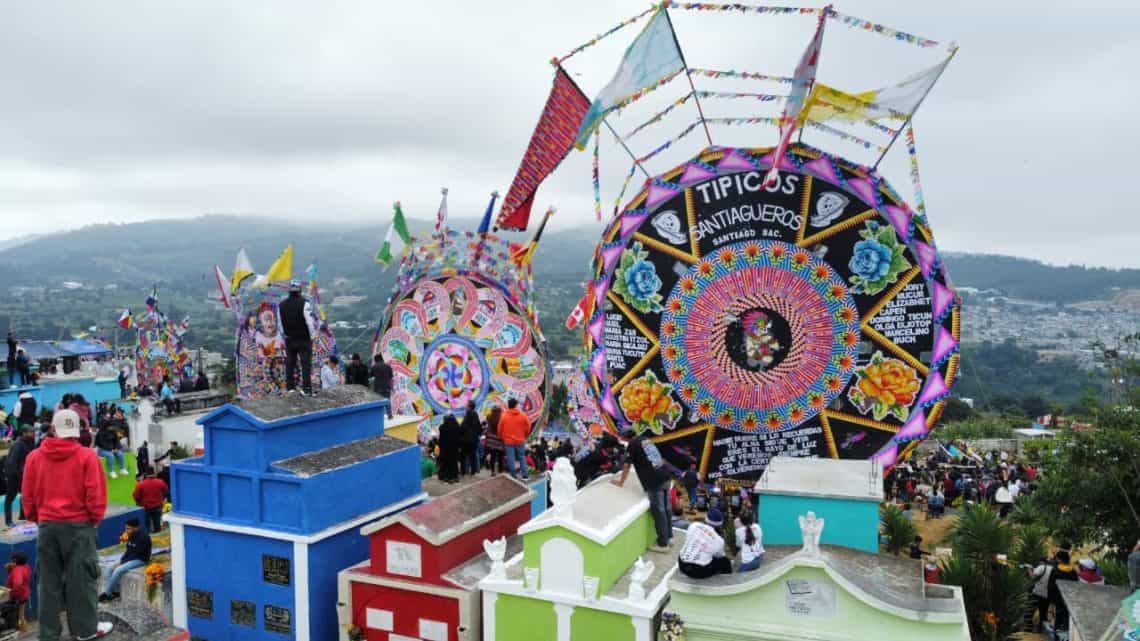 La memoria de los difuntos se une con la de los vivos, en una expresión auténtica de identidad. Santiago Sacatepéquez volvió a sorprender a miles de asistentes. (Foto MCD) – SoyMigrante.com REVISTA