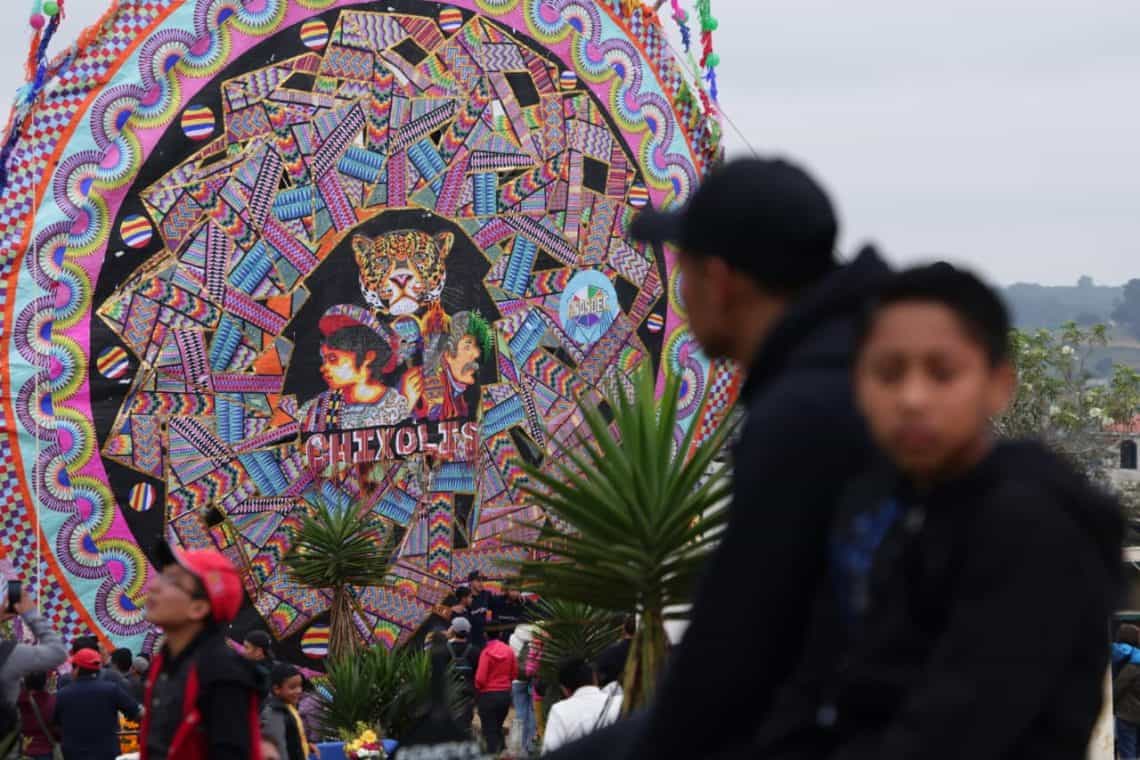 Desde muy temprano, vecinos y grupos artísticods de Santiago Sacatepéquez se dieron cita en el cementerio. (Foto Ministerio de Cultura y Deportes) – SoyMigrante.com REVISTA