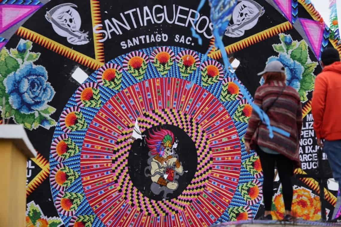 Cada detalle cuidado al máximo, confeccionado en papel de china con semanas de anticipación deslumbra a ojos nacionales y extranjeros en Santiago Sacatepéquez. (Foto MCD) – SoyMigrante.com REVISTA