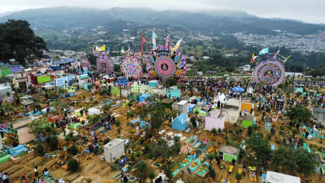 Los barriletes que sobreviven o quedan intactos del 1 de noviembre, vuelven a ser exhibir el 2 de noviembre en Santiago Sacatepéquez (Foto MCD) – SoyMigrante.com REVISTA