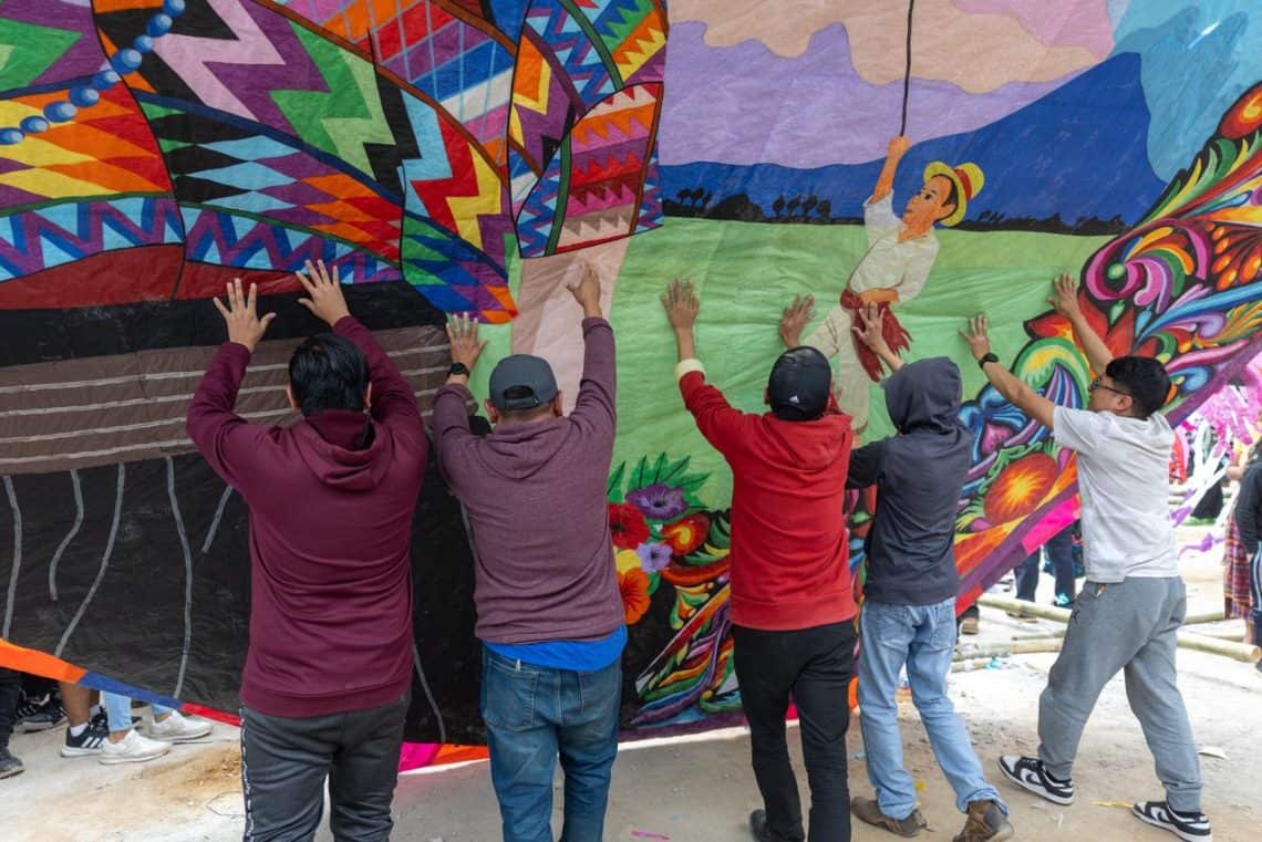 El esfuerzo colectivo y el trabajo en equipo son la principal fuerza que mueve la tradición de los barriletes de Sumpango Sacatepéquez (Foto Ministerio de Cultura y Deportes Guatemala) – SoyMigrante.com REVISTA