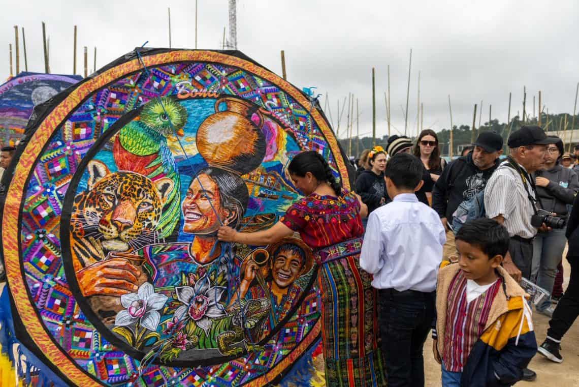 Las temáticas de los barriletes fusionan historia y actualidad, presencia y simbolismo, la alegría de la vida y el recuerdo de quienes ya partieron. (Foto MCD) – SoyMigrante.com REVISTA