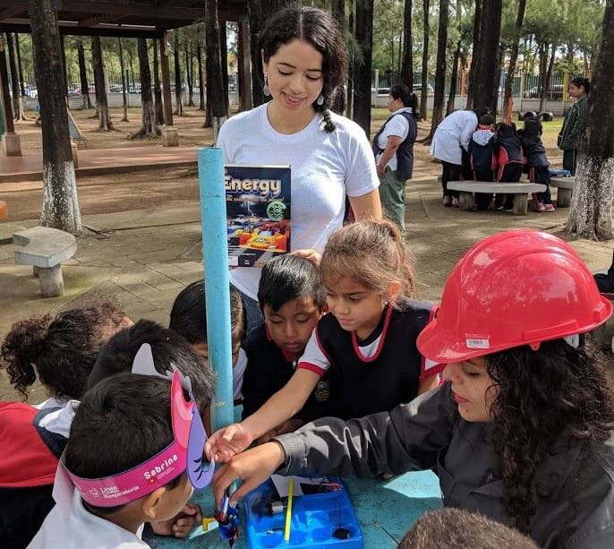 Susana Arrechea siempre lo dice con mucha humildad y sinceridad: su mayor galardón es cada niño que empieza a sentir curiosidad por la Ciencia y que empieza a soñar con hacer una carrera científica tecnológica. Hasta la fecha ha impartido conferencias y talleras a más de 5 mil estudiantes; se enfoca especialmente en las niñas y jóvenes indígenas.