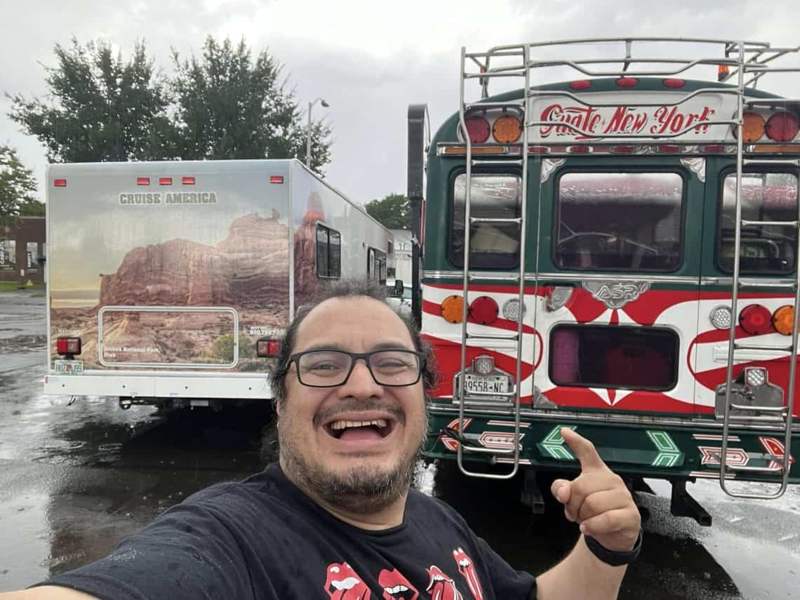 Wilmar Mejía, docente y podcaster, atesora todo lo que puede de Guatemala, en su memoria pero también cuando se encuentra a compatriotas y también símbolos chapines como esta "chicken bus" que le recuerda sus días de camarógrafo, cuando conoció más de 300 departamentos del país. (Foto Wilmar Mejía)