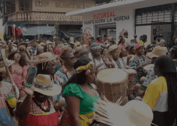 yurumein fiesta garifuna – SoyMigrante.com REVISTA ste documental Garífuna titulado Yurumein narra la historia del pueblo Garífuna desde su exilio en San Vicente hasta su llegada a Livingston, Guatemala. Aprende sobre la cultura Garífuna, su música, su lengua y su legado. Descubre cómo los Garífunas de Guatemala llegaron a las islas del Caribe, fueron expulsados de San Vicente y lograron sobrevivir, adaptarse y mantener viva su identidad. Este documental es una celebración de su cultura, música, gastronomía y tradiciones — una historia de resistencia, orgullo y esperanza que sigue inspirando al mundo. 🌍 – SoyMigrante.com REVISTA