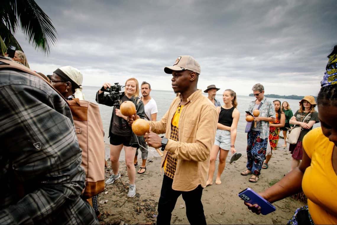 Empresario garífuna migrante guatemalteco Arnold Ciego, dirigió la realización del documental en su natal Lívingston, Izabal, durante la fiesta Yurumein de 2024. – SoyMigrante.com REVISTA