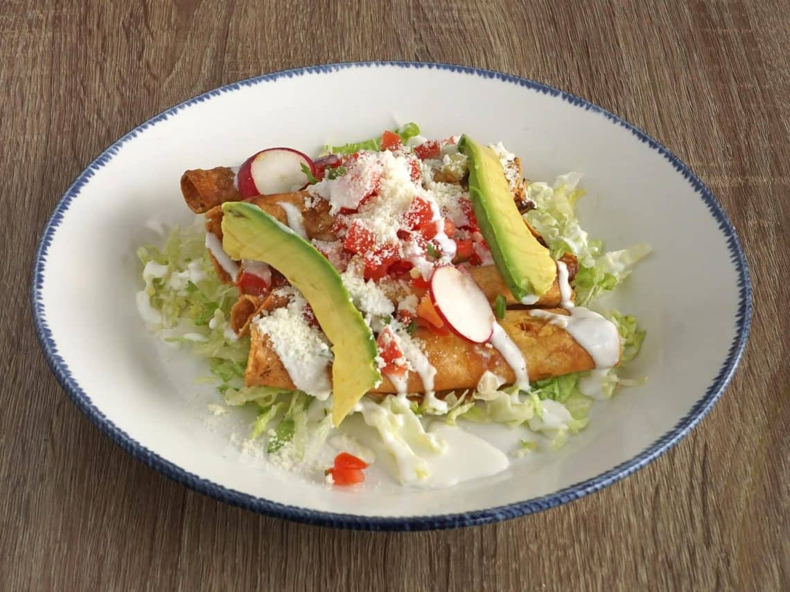 Y los tacos tostaditos, con su relleno de carne y papa los puedes degustar acá como si estuvieras en Guatemala.