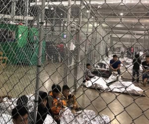 Las jaulas de malla en las cuales permanecieron cientos de niños migrantes en la región fronteriza de Texas en 2018-2019 fueron criticadas a nivel internacional. – SoyMigrante.com REVISTA