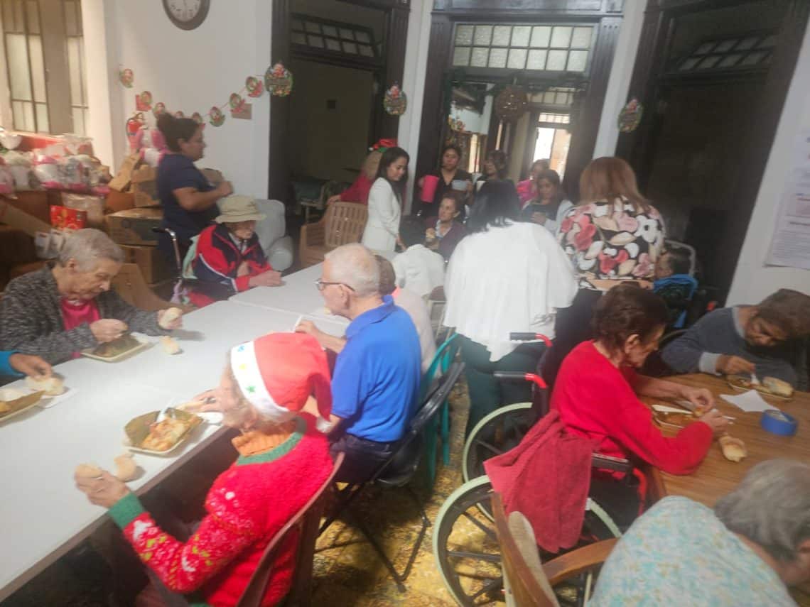 Regalos, música, refacción y sobre todo muchas expresiones de cariño para los abuelitos, fueron parte de estos dos convivios celebrados en Guatemala con aporte de tres organizaciones migrantes de EE.UU. – SoyMigrante.com REVISTA Regalos, música, refacción y sobre todo muchas expresiones de cariño para los abuelitos, fueron parte de estos dos convivios celebrados en Guatemala con aporte de tres organizaciones migrantes de EE.UU. – SoyMigrante.com REVISTA