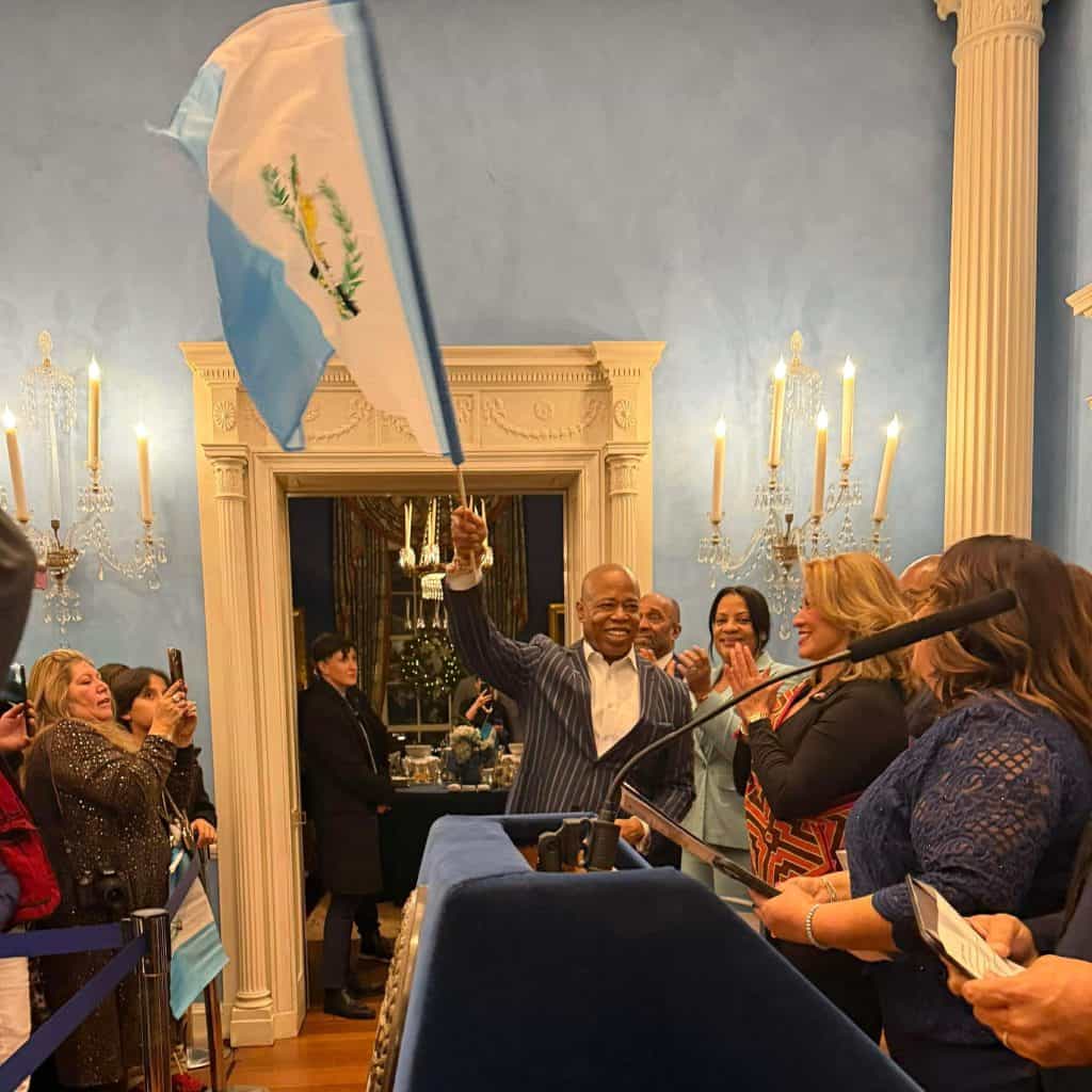 alcalde eric adams bandera de guatemala – SoyMigrante.com REVISTA