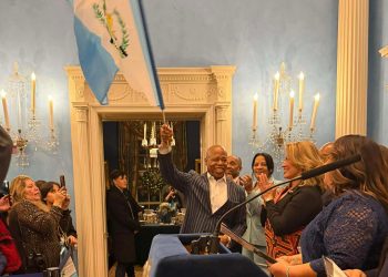 alcalde eric adams bandera de guatemala – SoyMigrante.com REVISTA alcalde eric adams bandera de guatemala – SoyMigrante.com REVISTA