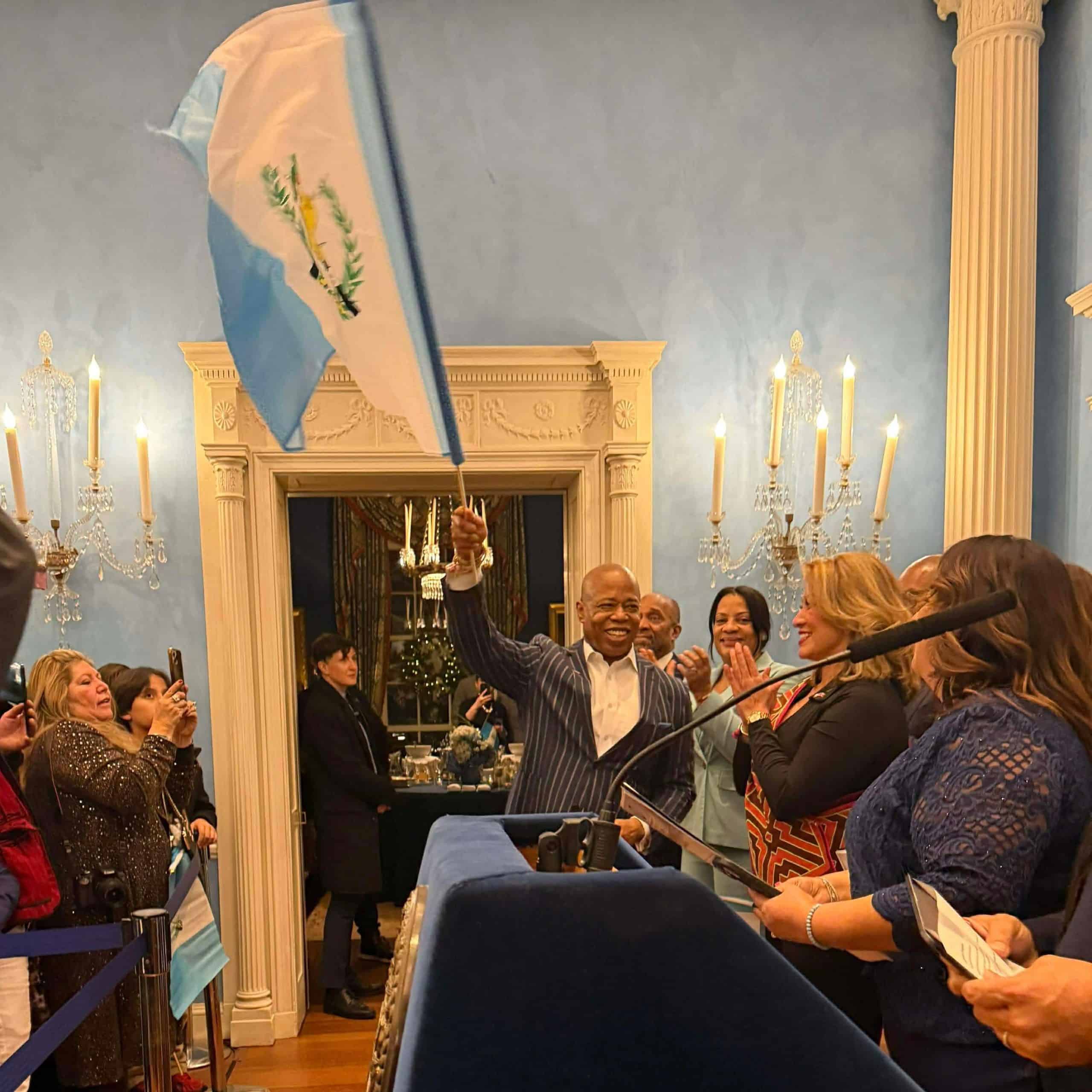 alcalde eric adams bandera de guatemala – SoyMigrante.com REVISTA alcalde eric adams bandera de guatemala