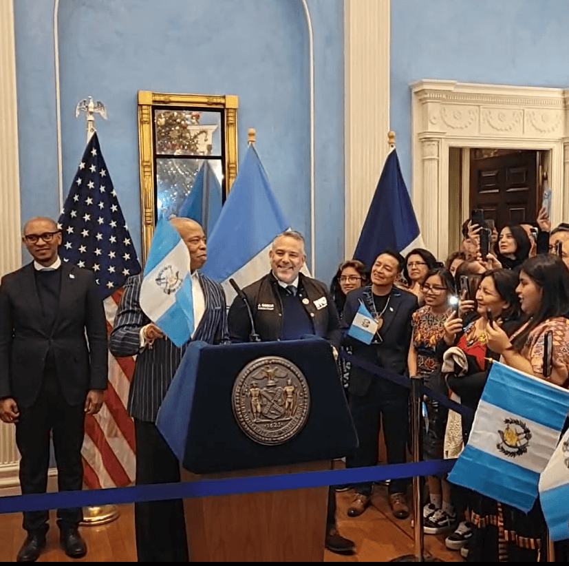 De forma sencilla pero muy digna e histórica, el alcalde saliente de Nueva York Eric Adams resaltó el valor de la cultura guatemalteca y el aporte de los migrantes a esta gran ciudad. – SoyMigrante.com REVISTA