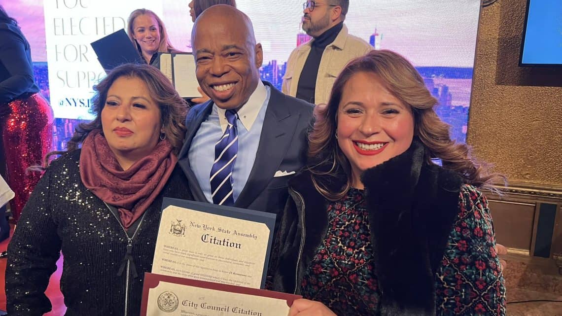 Las hermanas Brenda y Ana Castellanos, cofundadoras del restaurante guatemalteco Ix, han tenido la oportunidad de servir banquetes en la residencia oficial del alcalde de Nueva York, conocida como Gracie Mansion. El alcalde Eric Roberts en un discurso dijo que había tenido la oportunidad de conocer Guatemala y ello junto a los aportes de la comunidad migrante llevan a la declaratoria de un día especial. – SoyMigrante.com REVISTA