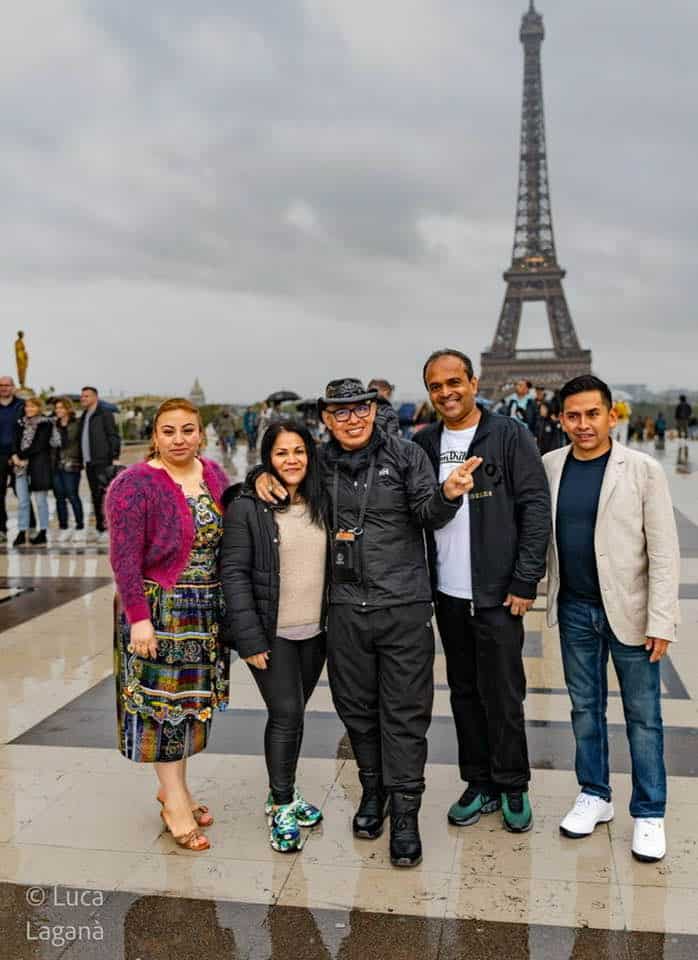 El diseñador de moda Antonio Chávez durante la Semana de la Moda de París 2025, cuando además de presentar sus creaciones contribuyó a la participación de Textiles D'La Rossa, de Totonicapán. (Foto cortesía Antonio Chávez) – SoyMigrante.com REVISTA