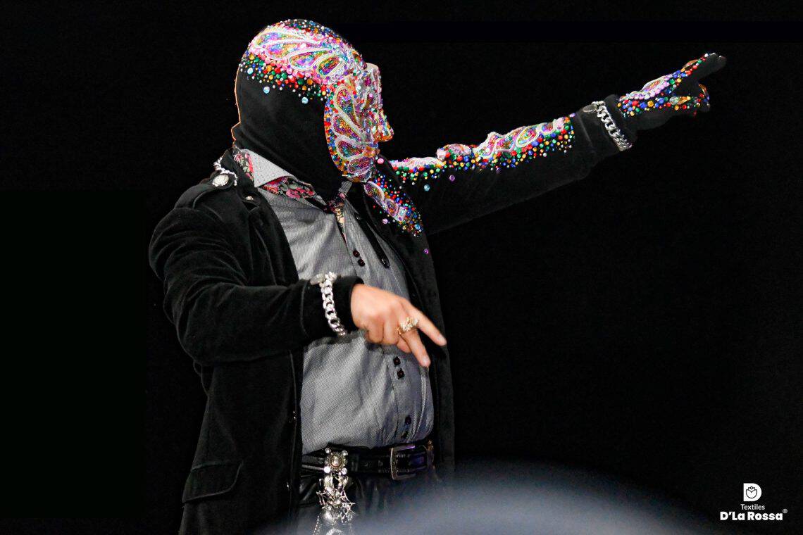 Durante uno de los desfiles de la Semana de la Moda en París, en los cuales participó también Textiles D'La Rosssa, Antonio Chávez lució una de sus deslumbrantes máscaras, en alusión constante a las danzas tradicionales y convites de Totonicapán. (Foto Antonio Chávez) – SoyMigrante.com REVISTA