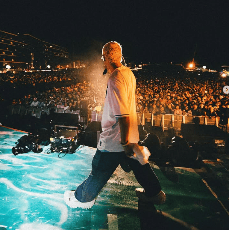 Miles de guatemaltecos vieron a Ben Carrillo en 2023 al abrir el concierto de Bad Bunny, pero muchos no sabían de su carrera entonces. En este momento es muy probable que sí sepan de quién se trata. – SoyMigrante.com REVISTA