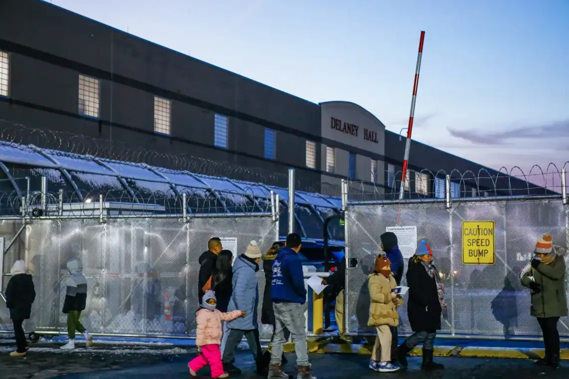 Familiares de migrantes detenidos ingresan al centro de detención privada Delaney, en New Jersey, el 19 de diciembre de 2025. Fotografía Alex Krales/The City – SoyMigrante.com REVISTA