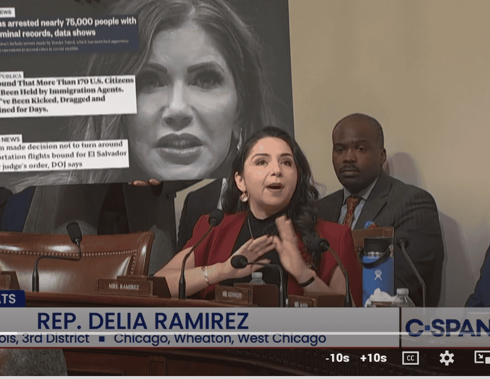 Durante la comparecencia de la secretaria Kristi Noem ante la comisión del Congreso, se señaló la detención de al menos 170 ciudadanos estadounidenses durante los operativos migratorios, sin respetar sus garantías constitucionales y se señaló a Noem de haber negado que tales sucesos ocurrieran. La congresista Delia Ramírez, demócrata por Chicago, es hija de migrantes guatemaltecos. (Imagen captura de pantalla C-Span) – SoyMigrante.com REVISTA