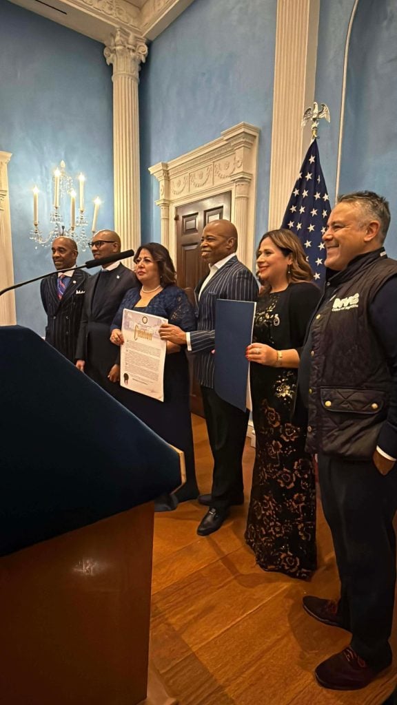Las hermanas guatemaltecas emprendedoras Brenda Castellanos y Ana Prince, cofundadoras de restaurante Ix e integrantes de la Cámara de Comercio Guatemala NY, recibieron reconocimientos del alcalde en la Proclamación del Día de Guatemala. (Foto cortesía Letty Barán) – SoyMigrante.com REVISTA