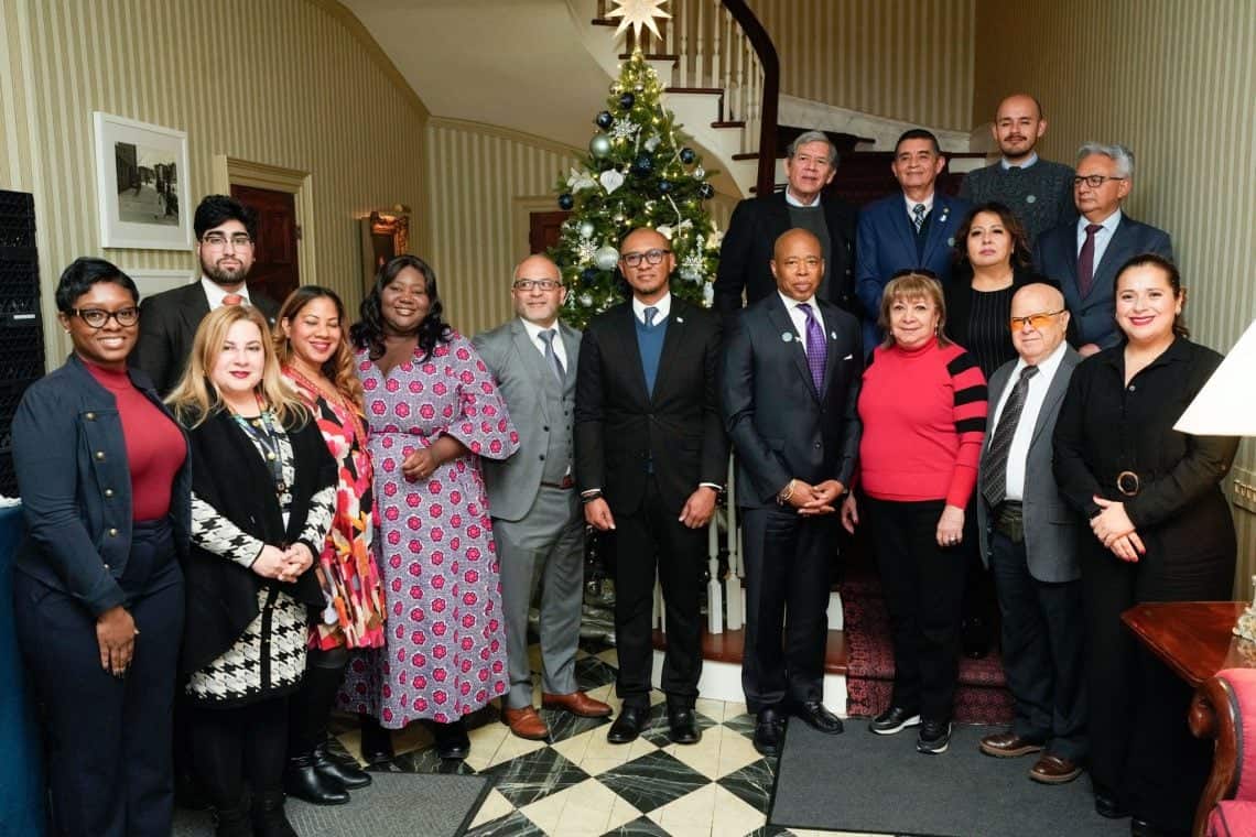 Esta fotografía corresponde a una reciente reunión de la Cámara de Comercio Guatemala-Nueva York y autoridades consulares con el alcalde saliente de Nueva York, Eric Adams, quien entrega el cargo este 31 de diciembre, pero quien desea reconocer el gran aporte de los guatemaltecos a la ciudad, proclamando un día especial. – SoyMigrante.com REVISTA