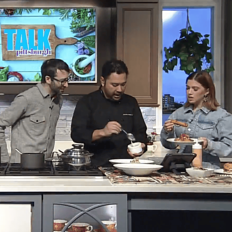 El chef Marroquín explica sobre la preparación del encurtido para los taquitos guatemaltecos, a los anfitriones del show Talk Pittsburgh. – SoyMigrante.com REVISTA