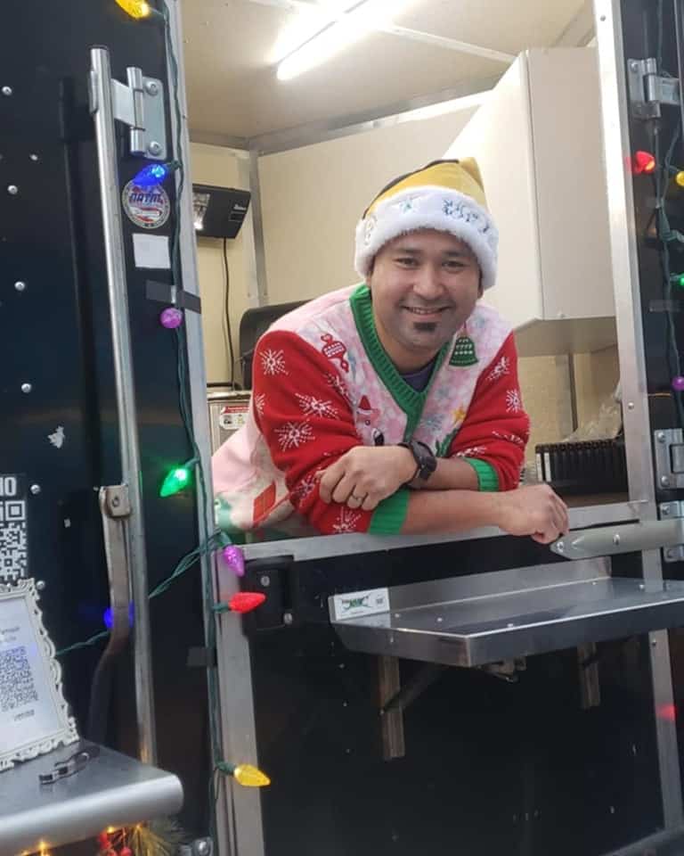 El food truck El Chucho, del guatemalteco Carlos Marroquín ha ganado popularidad en Pittsburgh, gracias a los tacos guatemaltecos, a la carne adobada y también a los plátanos en mole, según cuenta su fundador. – SoyMigrante.com REVISTA