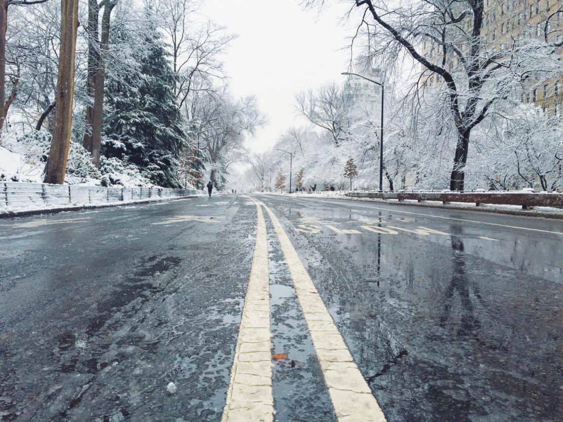 El hielo negro es producto de las bajas temperaturas invernales, los remanentes de nieve o agua en el asfalto más restos de aceite o combustible en el pavimento.