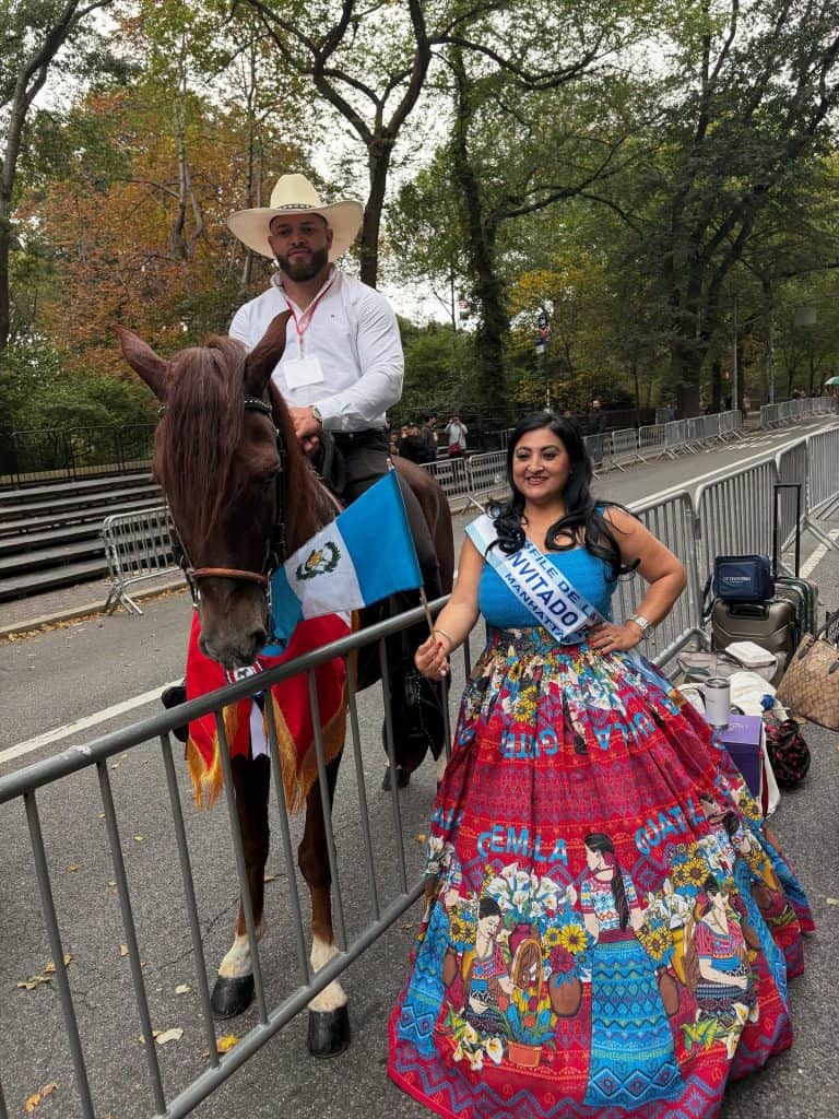 Durante el Desfile de la Hispanidad en Nueva York, en octubre último, Iris Chinchilla fue invitada especial y lució un emblemático vestido que repetía el nombre Guatemala. Iris participa en nobles causas para la comunidad migrante guatemalteca e hispana. – SoyMigrante.com REVISTA