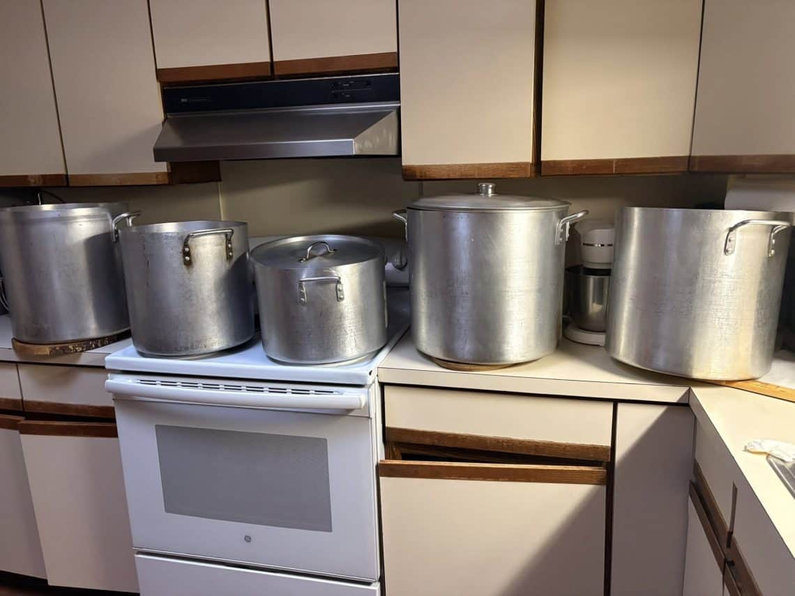 Mientras tanto, ya estan listas las ollas para los siguientes pedidos de tamales y paches por Navidad y Año Nuevo. Quien desee encargarlos a Iris Chinchilla en Stamford, Connecticut puede hacerlo a través de sus redes sociales. – SoyMigrante.com REVISTA