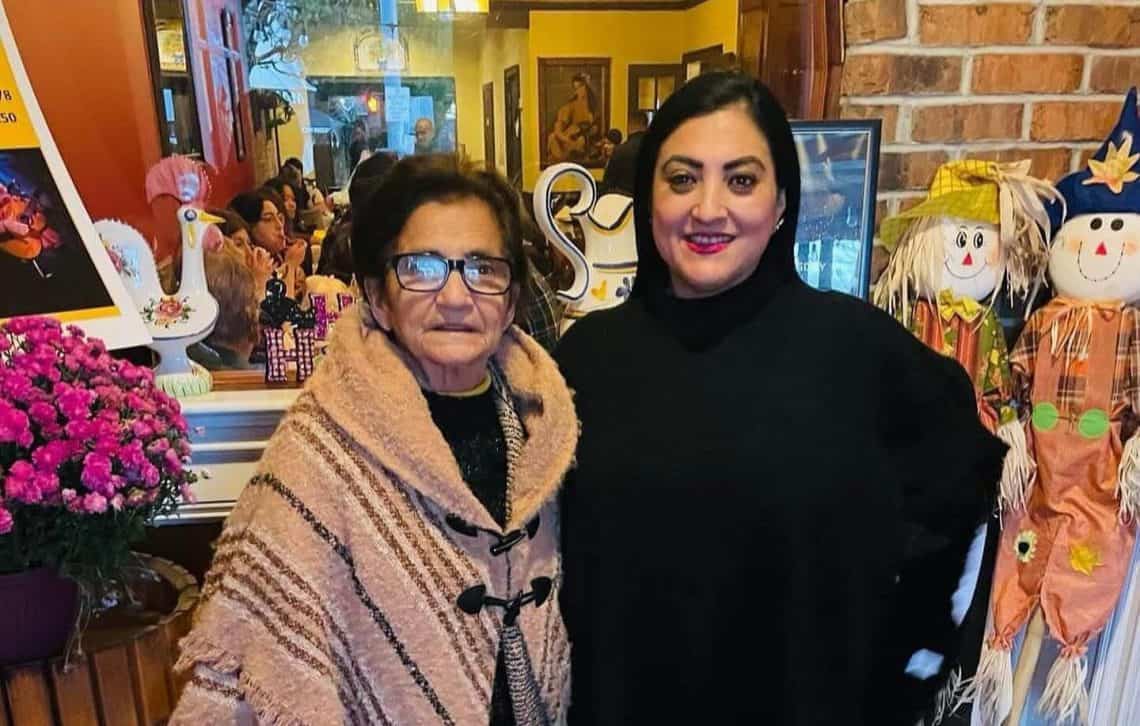 Uno de los grandes alicientes para Iris Chinchilla es que su mamá, Francisca, ha podido viajar y visitarla en Connecticut. El próximo gran sueño es poder reunirse en un gran abrazo con sus hijos. – SoyMigrante.com REVISTA