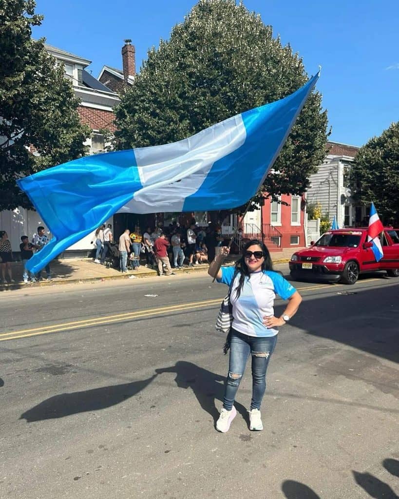 Iris se siente muy orgullosa de sus raíces guatemalteca y jalapanecas. El apoyo de su mamá en el cuidado de sus hijos ha sido vital para el éxito de sus planes como migrante en Stamford, Connecticut. – SoyMigrante.com REVISTA