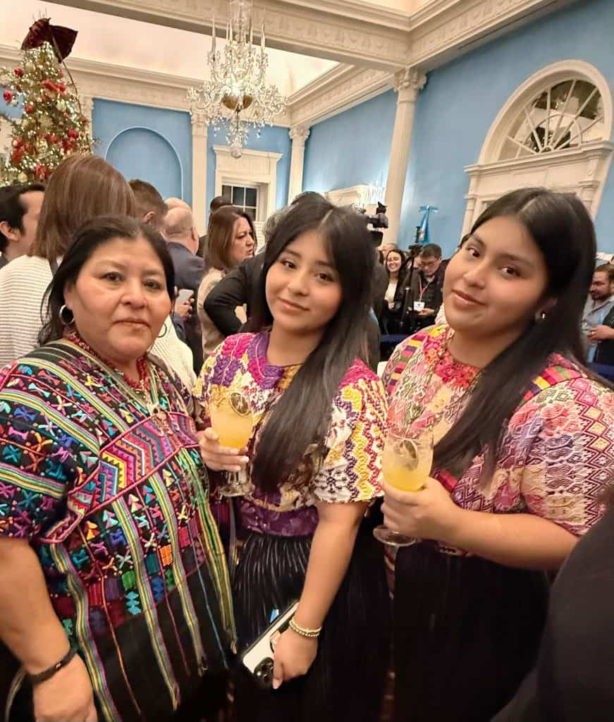 Letty Barán, líder migrantes en el área de Washington D.C. asistió como invitada especial a esta memorable proclamación, le acompañan sus hijas Steffy y Kaylee. – SoyMigrante.com REVISTA