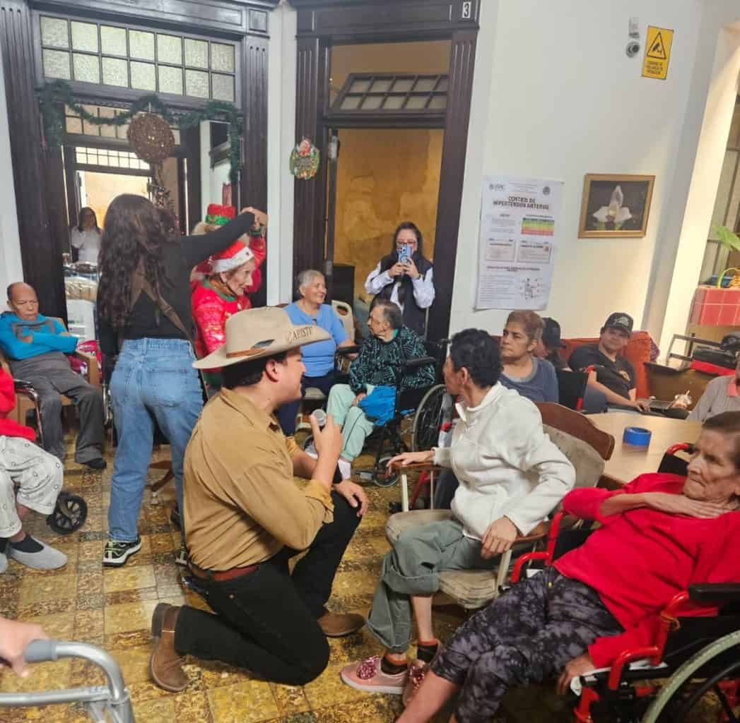 El cantante Luis Garistú deleitó a los abuelitos con canciones del recuerdo y también temas bailables. (Foto cortesía AMGLA) – SoyMigrante.com REVISTA