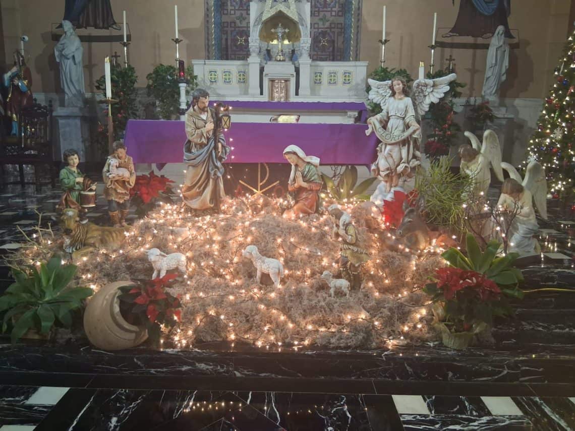 Nacimiento de la iglesia de Santa Cecilia, de Los Angeles, representando el momento de la llegada del Hijo de Dios. – SoyMigrante.com REVISTA