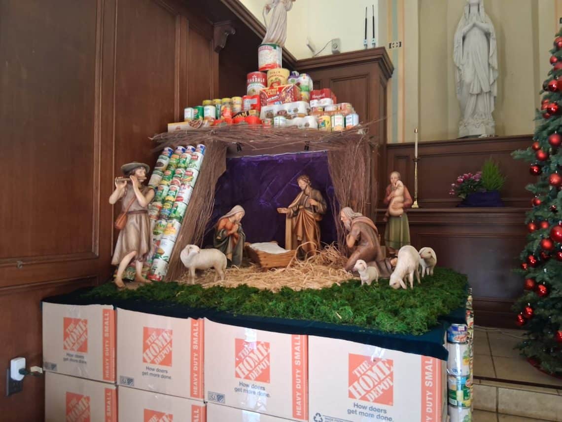 La creatividad no tiene límites y en ocasiones también hay casas comerciales benefactoras que comparten el gozo y la tradición de Los Nacimientos. – SoyMigrante.com REVISTA