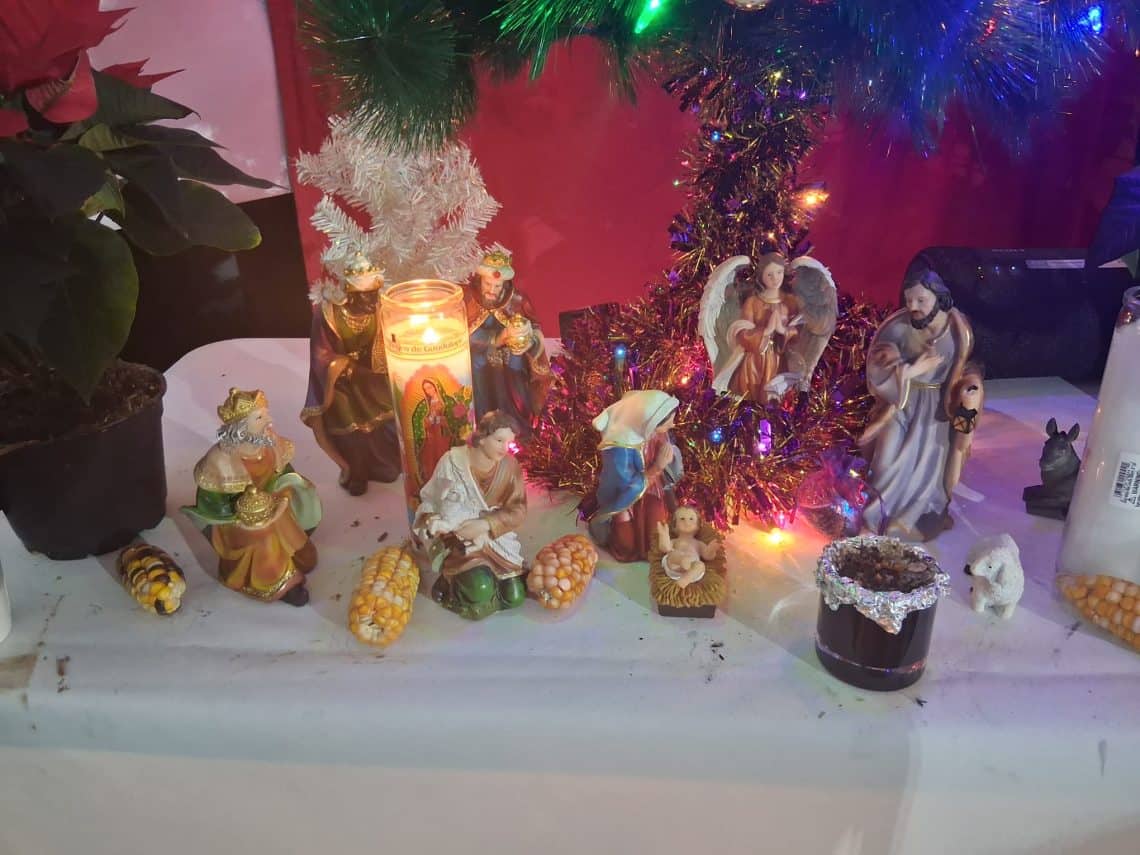 Los nacimientos fueron impulsados por San Francisco de Asís hace ocho siglos y retomados en Guatemala por el Santo Hermano Pedro de Betancur. En tiempos migrantes no tienen fronteras y en Los Angeles se puede admirar esta devoción de familias y comunidades. – SoyMigrante.com REVISTA