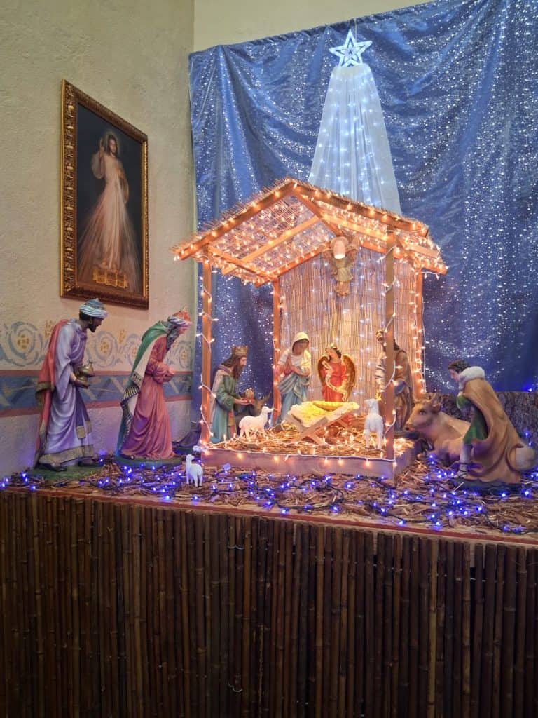 Con dedicación, unión familiar y mucha fe, familias guatemaltecas elaboran su nacimiento en casas e iglesias de Los Angeles, como testimonio de fe e identidad. – SoyMigrante.com REVISTA