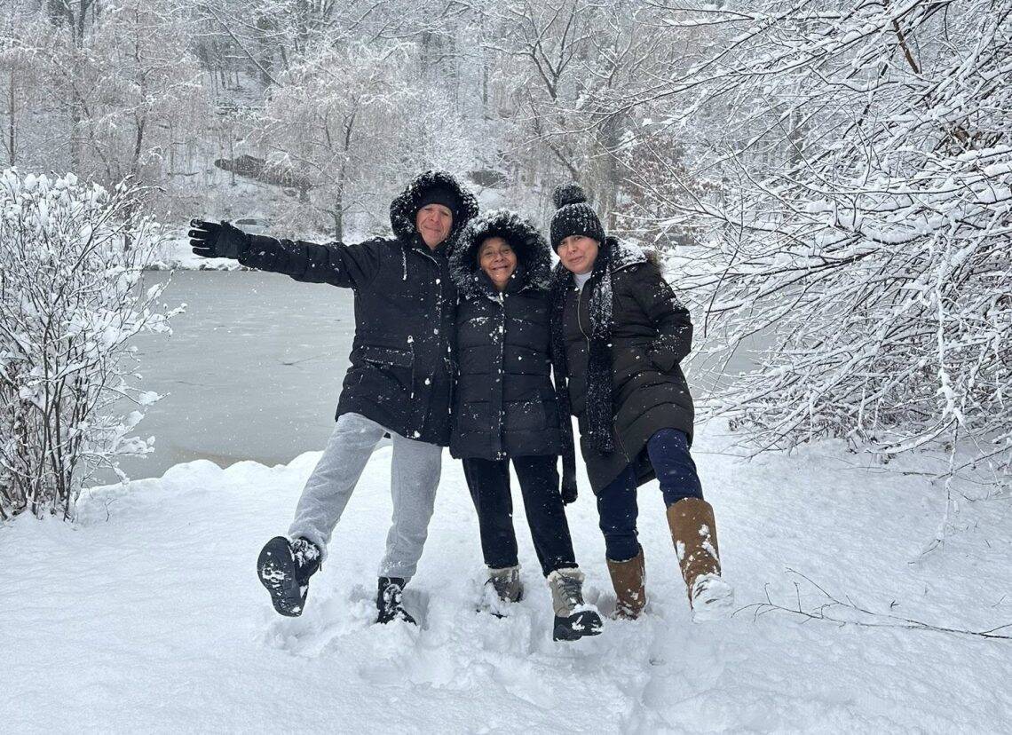 Norma Pineda disfruta junto a sus padres, Alfonso y Fabiana, durante la primera nevada de diciembre, a los pocos días de haber vuelto a abrazarlos después de 20 años de distancia física. "Este es el gran regalo de Navidad que Dios me dio", expresa la emprendedora y migrante guatemalteca en Stamford, Connecticut. – SoyMigrante.com REVISTA