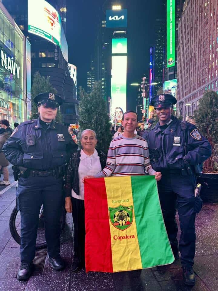 Desde el 9 de diciembre los días se han hecho cortos pero muy luminosos para Norma Pineda, quien ha llevado a sus papás a conocer varios lugares turísticos, incluyendo Times Square, en New York. – SoyMigrante.com REVISTA