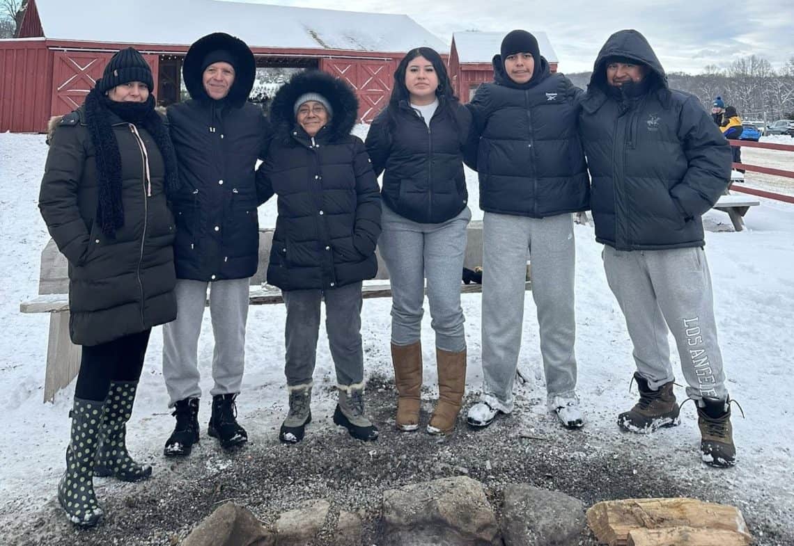 Bien abrigados todos: Norma Pineda, su papá, Alfonso; Fabiana, su mamá; su hija Katie, su hijo Dominick y su esposo Dominick John. Una familia completa reunida en USA por primera vez en 20 años. – SoyMigrante.com REVISTA