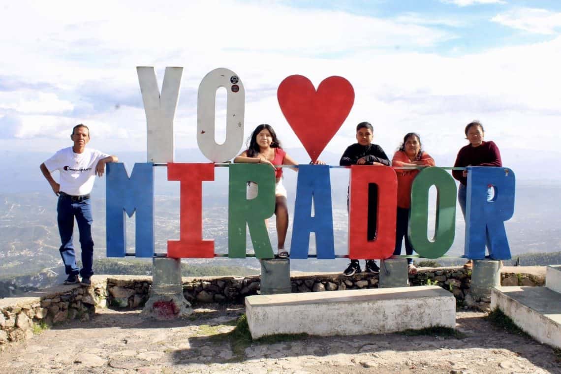 Katie y Dominick, los hijos de Norma Pineda, han visitado San Ildefonso Ixtahuacán, Huehuetenango, Guatemala previamente y aman la Tierra del Quetzal. En esta foto junto a sus abuelos. Pero hacía falta la reunión en Estados Unidos. – SoyMigrante.com REVISTA