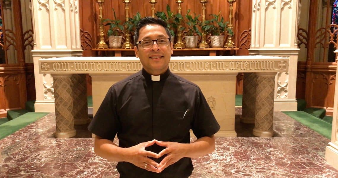 Monseñor Pedro Bismarck Chau es obispo auxiliar de Newark, New Jersey, un camino espiritual que se alimenta de una historia complicada, de migración, desarraigo y casi la pérdida de su fe, hasta que un milagro lo rescató de la gran crisis y lo llevó al camino de compartir la fe sin fronteras. (Foto arquidiocesis de New Jersey) – SoyMigrante.com REVISTA