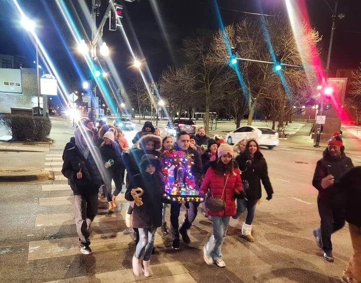 La posada guatemalteca en Chicago es una celebración de fe, vida y hermandad guatemalteca. El recorrido se hace con cantos tradicionales y el emotivo momento de la apertura de puertas a los peregrinos es sencillamente emocionante. (Foto Sociedad Cívica Cultural Guatemalteca en Chicago) – SoyMigrante.com REVISTA